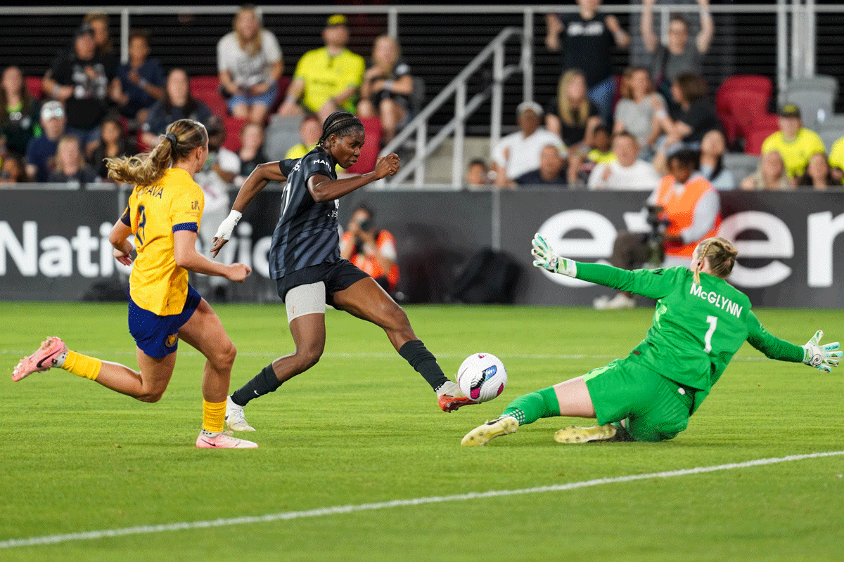 Atacante del Washington Spirit intenta vencer a la portera, McGlynn Foto: Benjamin Alejandro